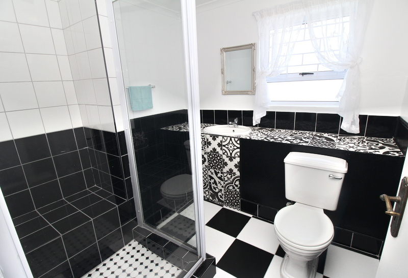 8 Bedroom Property for Sale in Mountainside Western Cape